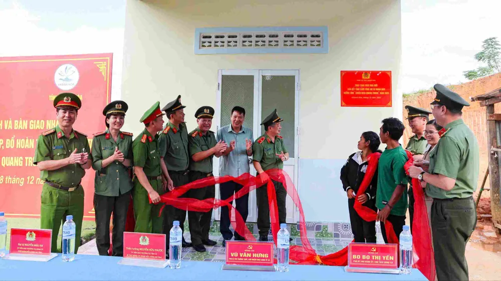 Công an Khánh Hòa khánh thành căn nhà đầu tiên trong “Chiến dịch Quang Trung”. Ảnh: V.N