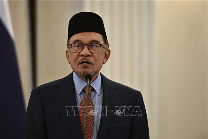 Thủ tướng Malaysia Anwar Ibrahim phát biểu trong một cuộc họp báo. Ảnh: AFP/TTXVN