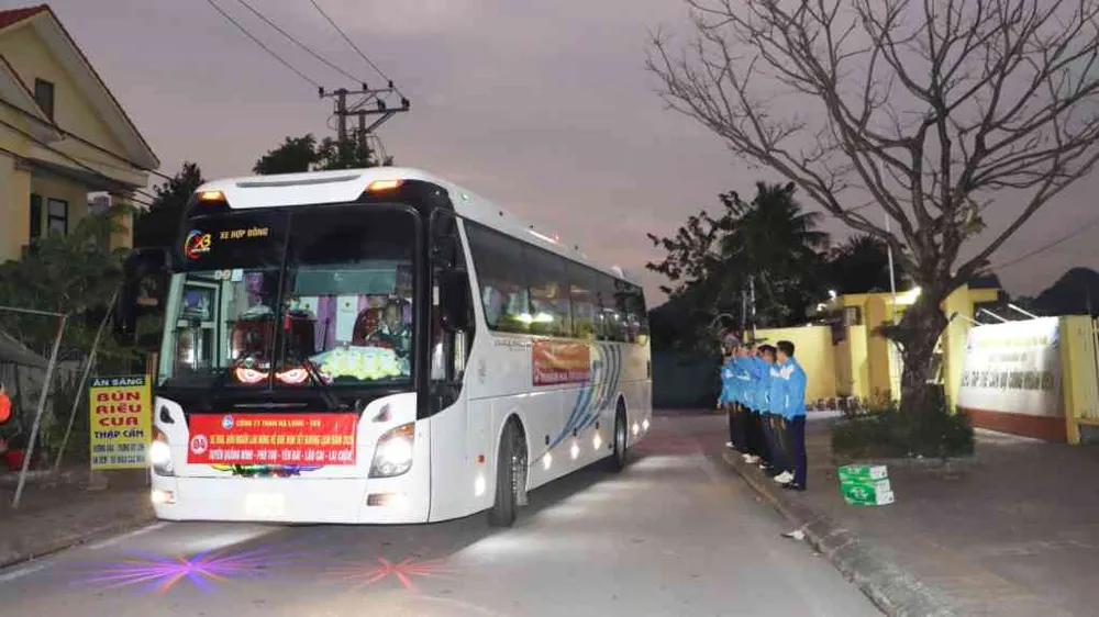 Xe đưa công nhân về quê