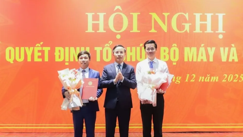 Ông Phạm Đức Ấn, Chủ tịch UBND TP Đà Nẵng, trao Quyết định sáp nhập các ban quản lý dự án