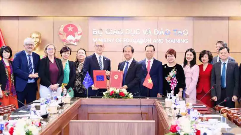 Bộ trưởng Bộ GD-ĐT Việt Nam Nguyễn Kim Sơn và Quyền Trưởng Phái đoàn Liên minh châu Âu tại Việt Nam, ông Rafael De Bustamante chủ trì lễ ký kết