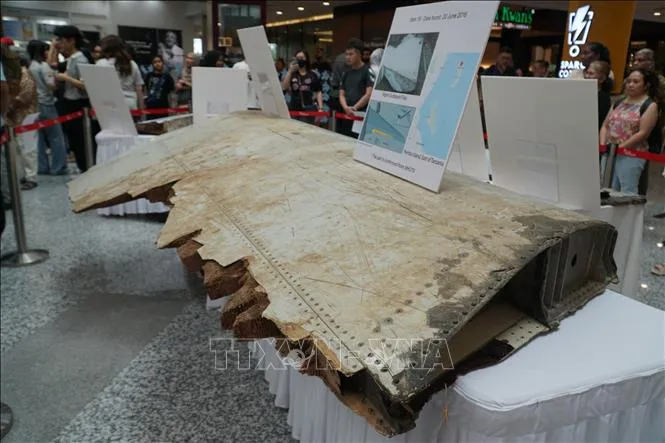 Một phần của cánh máy bay MH370 được trưng bày tại sự kiện tưởng niệm các nạn nhân mất tích. Ảnh: TTXVN