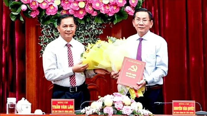 Đồng chí Trần Văn Lâu, Bí thư Tỉnh ủy Vĩnh Long trao Quyết định cho đồng chí Nguyễn Thành Vững