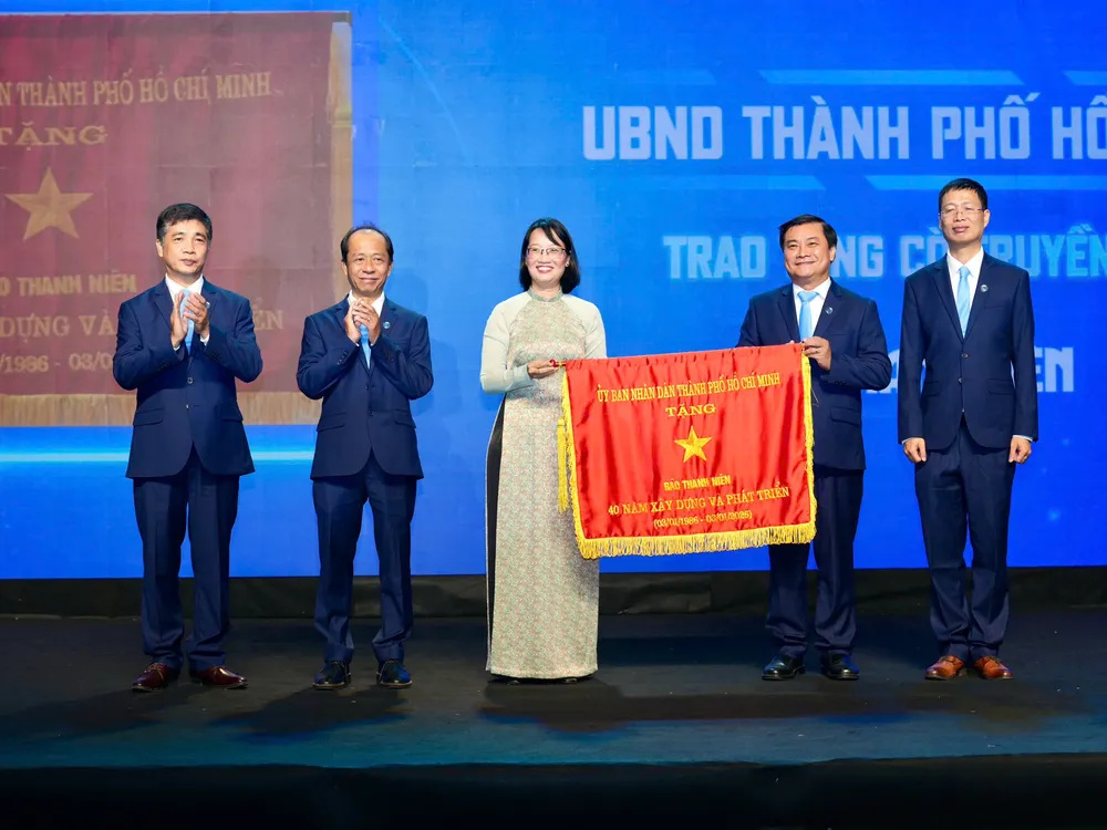 Phó Chủ tịch UBND TPHCM Trần Thị Diệu Thúy tặng cờ truyền thống cho Báo Thanh Niên