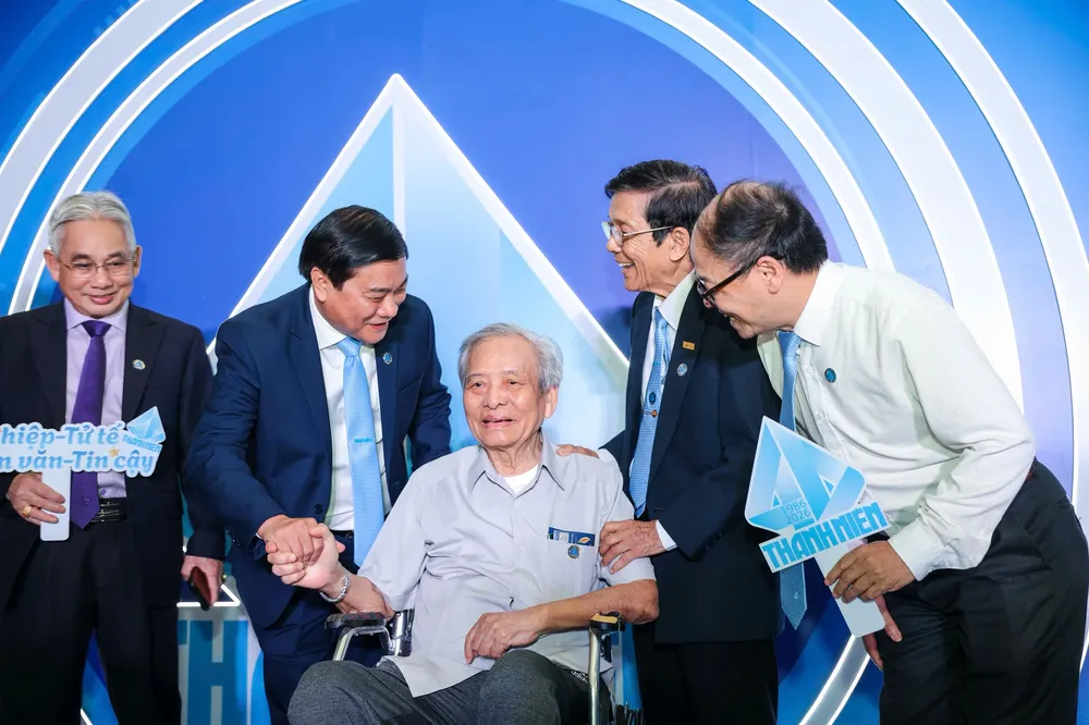 Ông Lê Quang Vịnh, nguyên Bí thư Trung ương Đoàn, nguyên Chủ tịch Hội Liên hiệp Thanh niên Việt Nam (giữa) cùng ông Huỳnh Tấn Mẫm, Tổng Biên tập đầu tiên của Báo Thanh Niên (thứ hai từ phải sang)