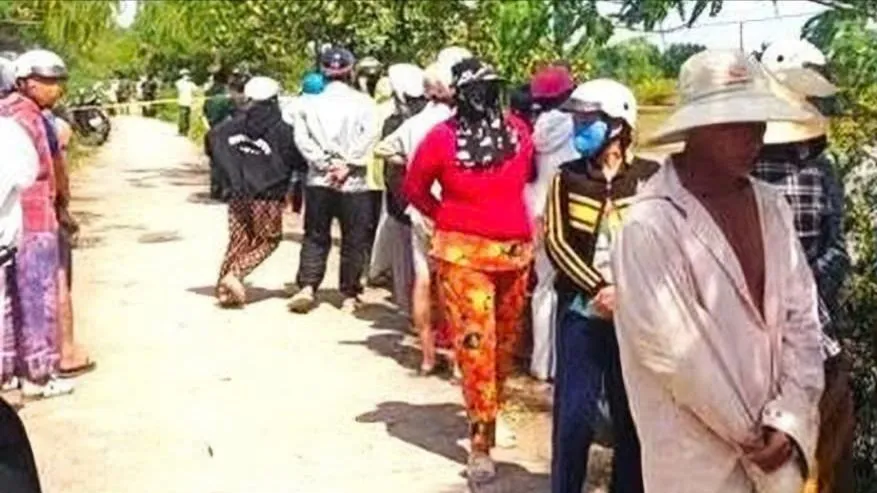 Người dân hiếu kỳ tập trung tại khu vực hiện trường vụ án mạng