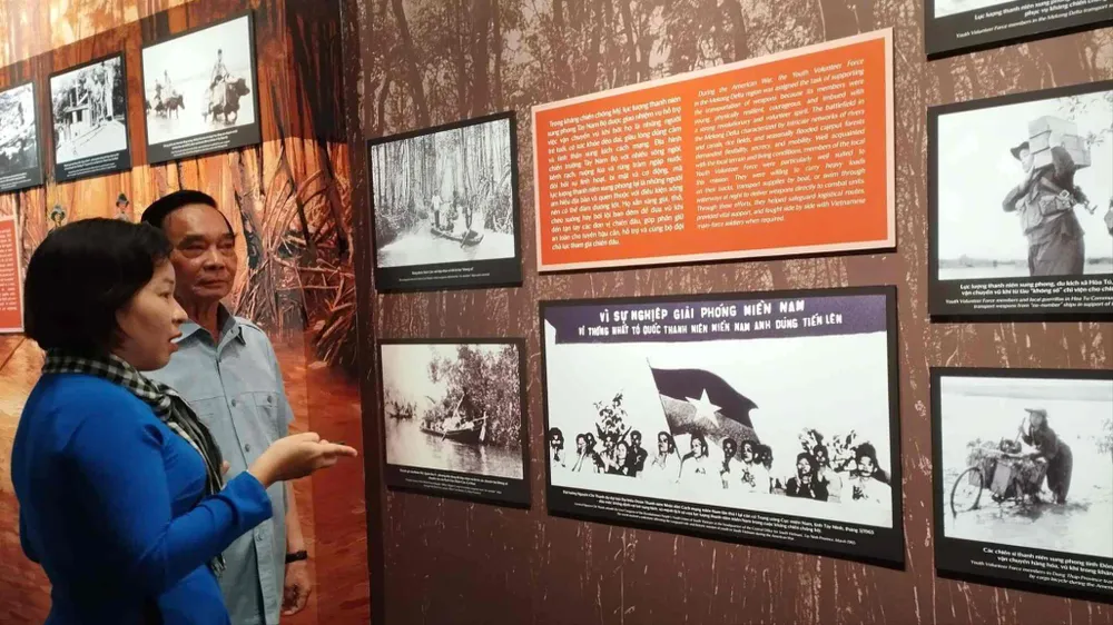 Đại tướng Lê Hồng Anh, nguyên Ủy viên Bộ Chính trị, nguyên Thường trực Ban Bí thư, nguyên Bộ trưởng Bộ Công an tham quan trưng bày 