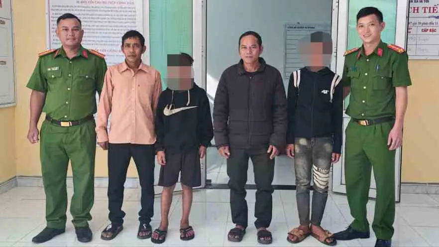 Hai thiếu niên được lực lượng Công an xã Ia Tơi cứu nạn