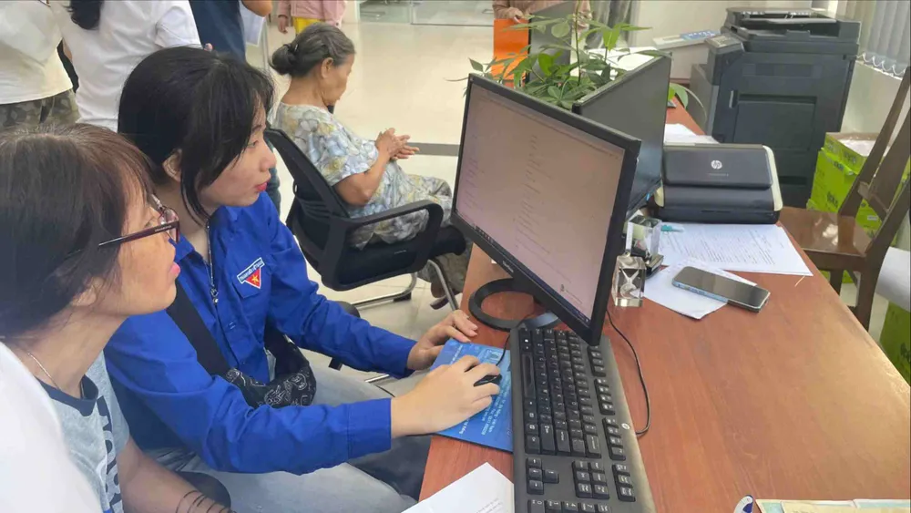 Người dân được hỗ trợ đến giao dịch tại trung tâm dịch vụ công ở Đà Nẵng