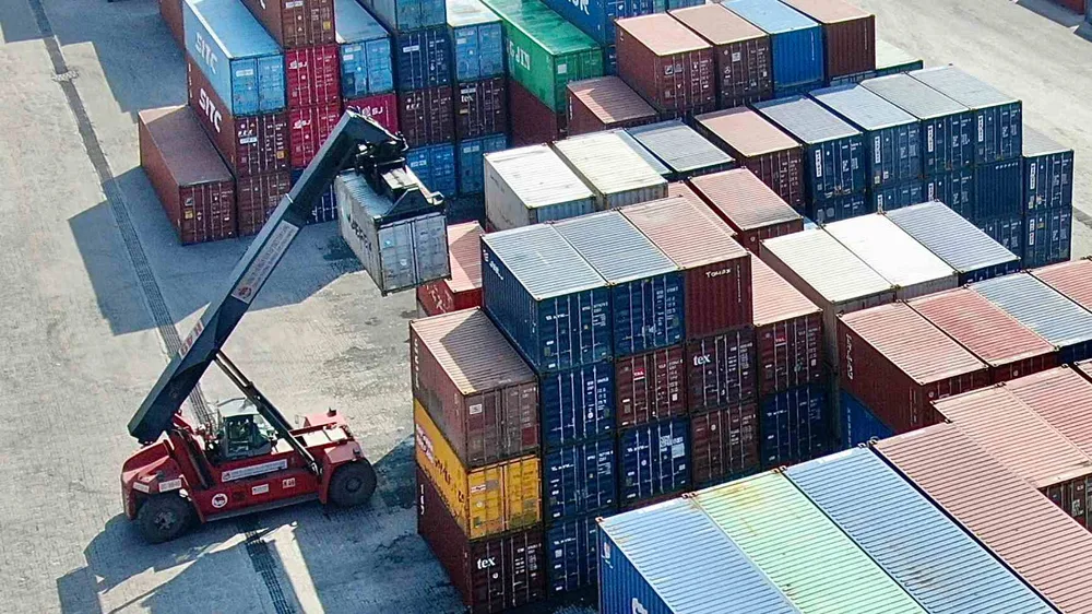 Hàng hóa xuất khẩu được đưa lên tàu tại cảng Cát Lái, TPHCM. Ảnh: HOÀNG HÙNG