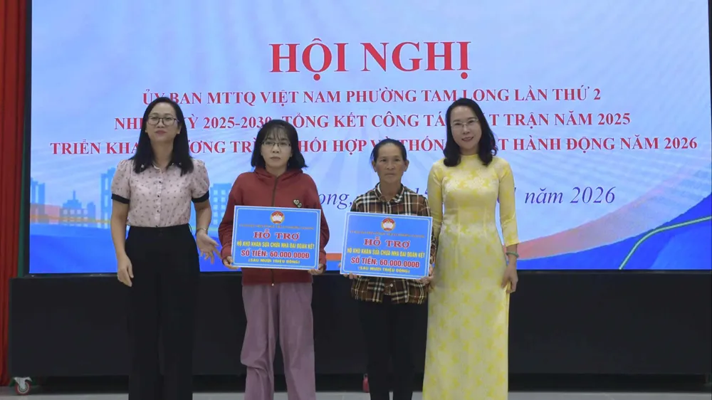Ủy ban MTTQ Việt Nam phường Tam Long trao tiền sửa chữa nhà cho các hộ gia đình khó khăn về nhà ở