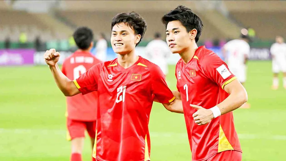 Minh Phúc (trái) và Đình Bắc là hai cầu thủ góp công lớn trong chiến thắng 3-2 của U23 Việt Nam trước U23 UAE