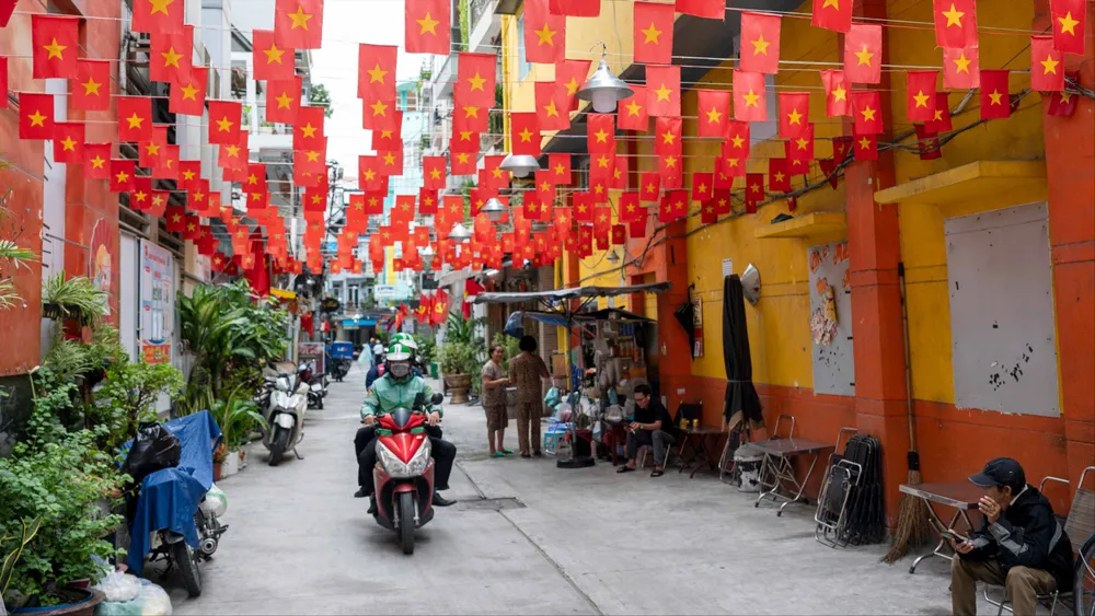Tuyến hẻm tại phường Bến Thành (TPHCM) rợp cờ đỏ sao vàng chào mừng Đại hội toàn quốc lần thứ XIV của Đảng