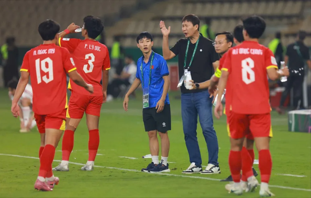 HLV Kim Sang-sik chỉ đạo các tuyển thủ U23 Việt Nam trong trận tứ kết gặp U23 UAE