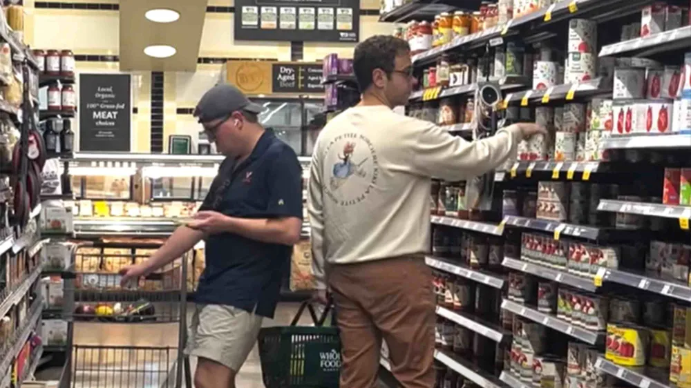 Người tiêu dùng Mỹ mua sắm tại cửa hàng. Ảnh: FRANCE 24