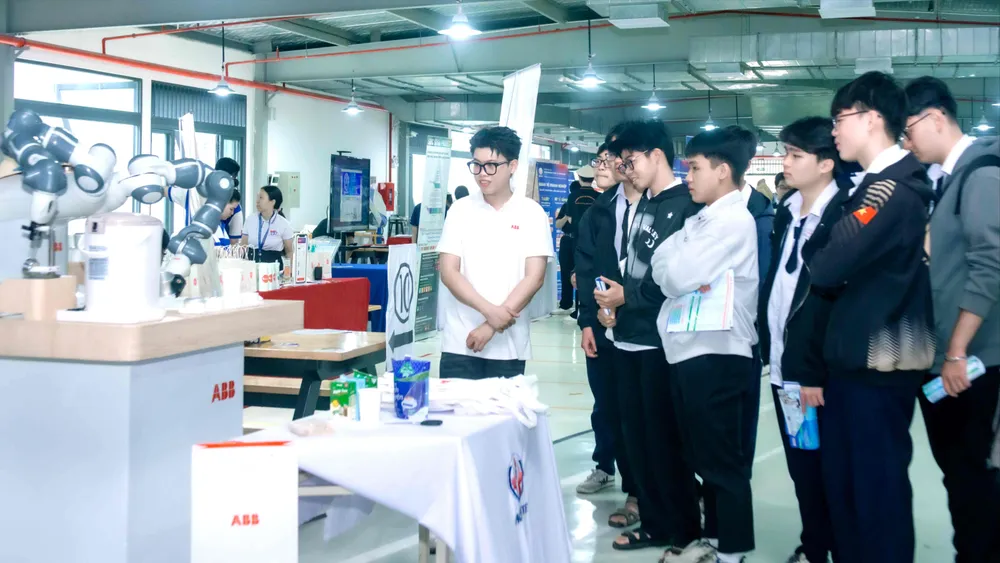 Học sinh tham gia Ngày hội tuyển sinh năm 2026 do Trường Đại học Công nghệ và Kỹ thuật TPHCM tổ chức, ngày 18-1