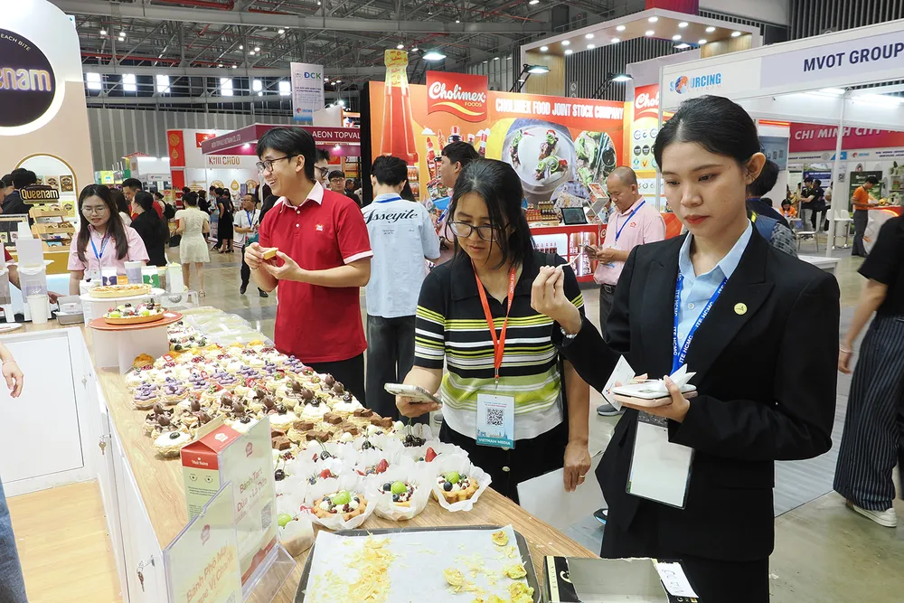 Khách tham quan triển lãm kết nối chuỗi cung ứng hàng hóa quốc tế tại Trung tâm Hội chợ và Triển lãm Sài Gòn, tháng 9-2025 (ẢNH: HOÀNG HÙNG)