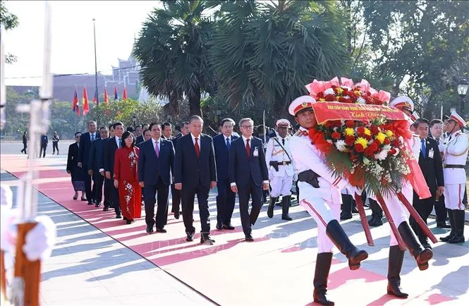 Tổng Bí thư Tô Lâm, Thủ tướng Phạm Minh Chính, Chủ tịch Quốc hội Trần Thanh Mẫn, và đoàn đại biểu cấp cao Việt Nam đến đặt vòng hoa tưởng niệm tại Đài tưởng niệm các chiến sĩ vô danh. Ảnh: TTXVN