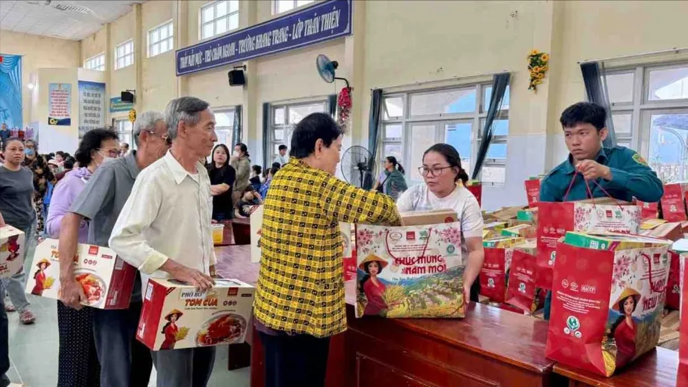 Người dân xếp hàng nhận các phần quà tết 