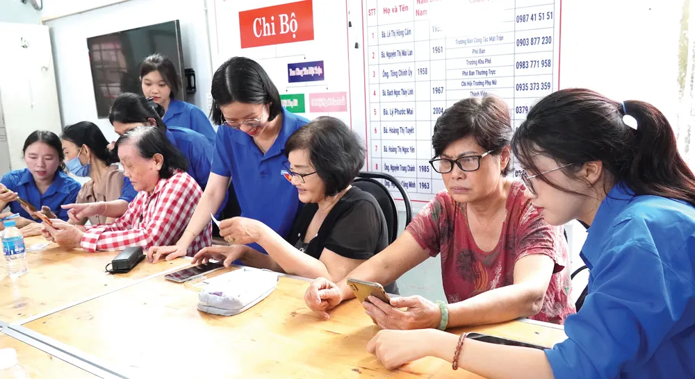 Đoàn viên thanh niên phường Thủ Đức (TPHCM) hỗ trợ người dân khu phố 20 cài đặt, sử dụng các ứng dụng trên nền tảng số