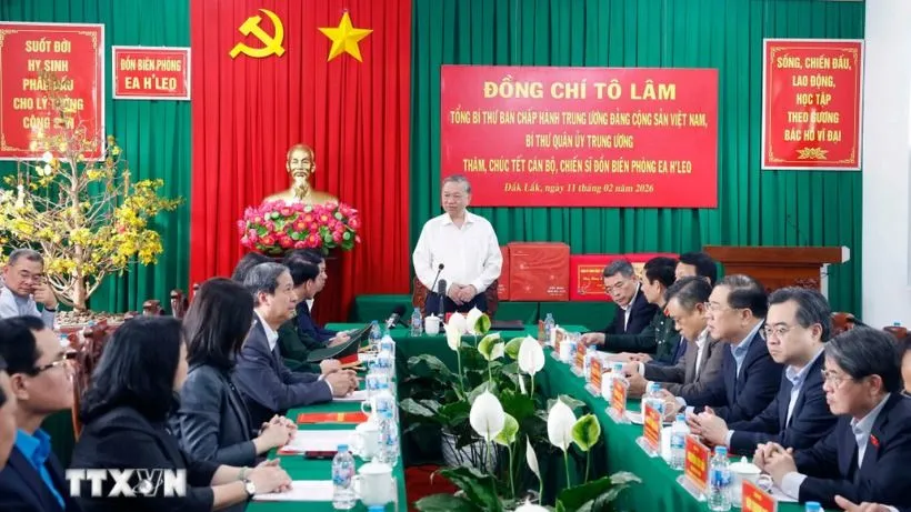 Tổng Bí thư Tô Lâm, Bí thư Quân ủy Trung ương, chúc tết cán bộ, chiến sĩ Đồn Biên phòng Ea H'Leo, tỉnh Đắk Lắk. Ảnh: TTXVN
