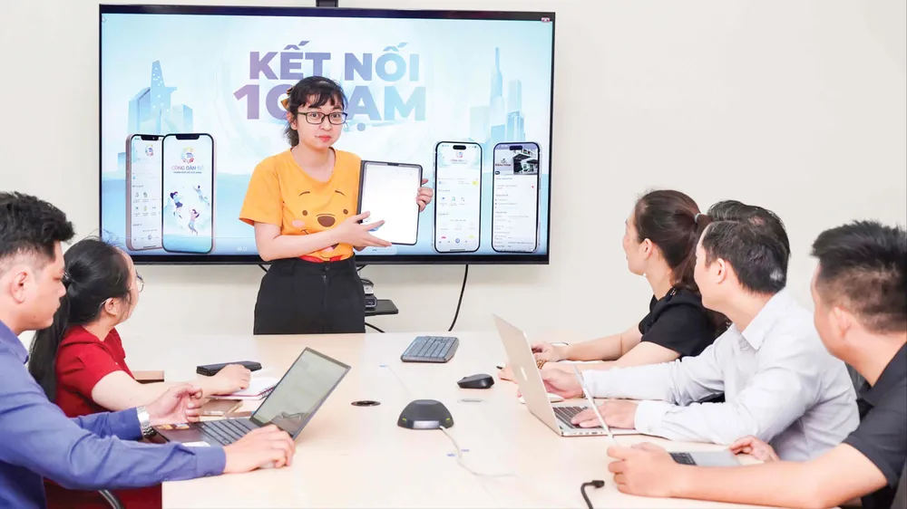 Người dân có thể giao tiếp hai chiều với chính quyền thành phố qua ứng dụng Công dân số TPHCM. Ảnh: HOÀNG HÙNG