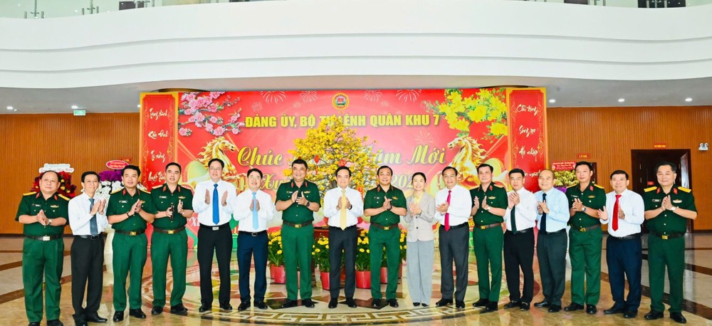 Bí thư Thành ủy TPHCM Trần Lưu Quang và đoàn công tác đến thăm, chúc tết Bộ Tư lệnh Quân khu 7. Ảnh: VIỆT DŨNG 135350557098472704215.jpg