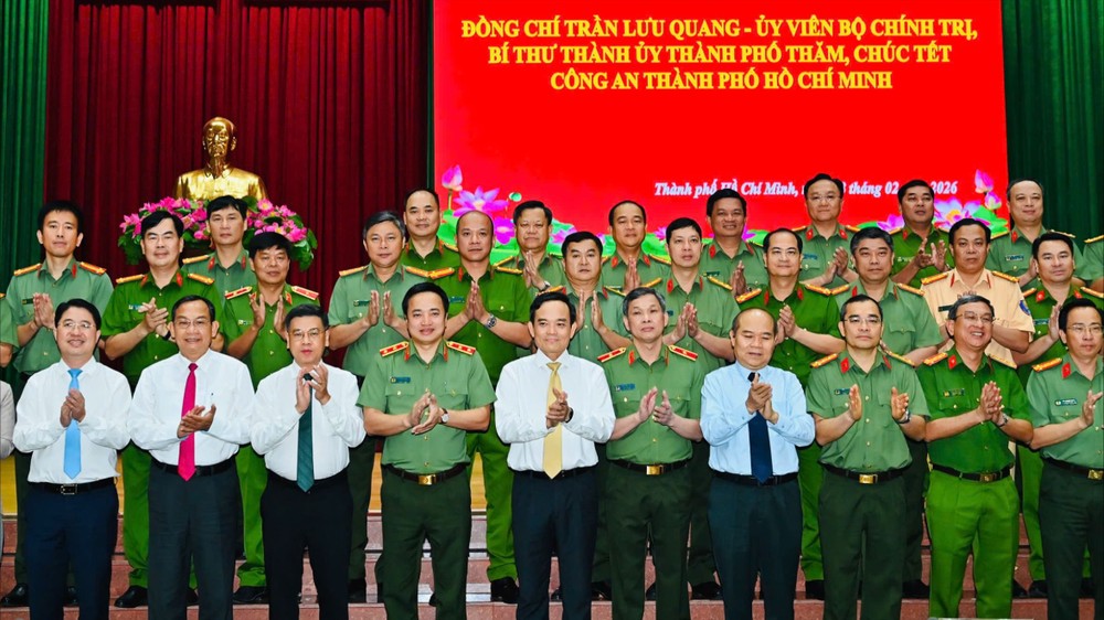 Bí thư Thành ủy TPHCM Trần Lưu Quang và đoàn công tác đến thăm, chúc tết Công an TPHCM. Ảnh: VIỆT DŨNG