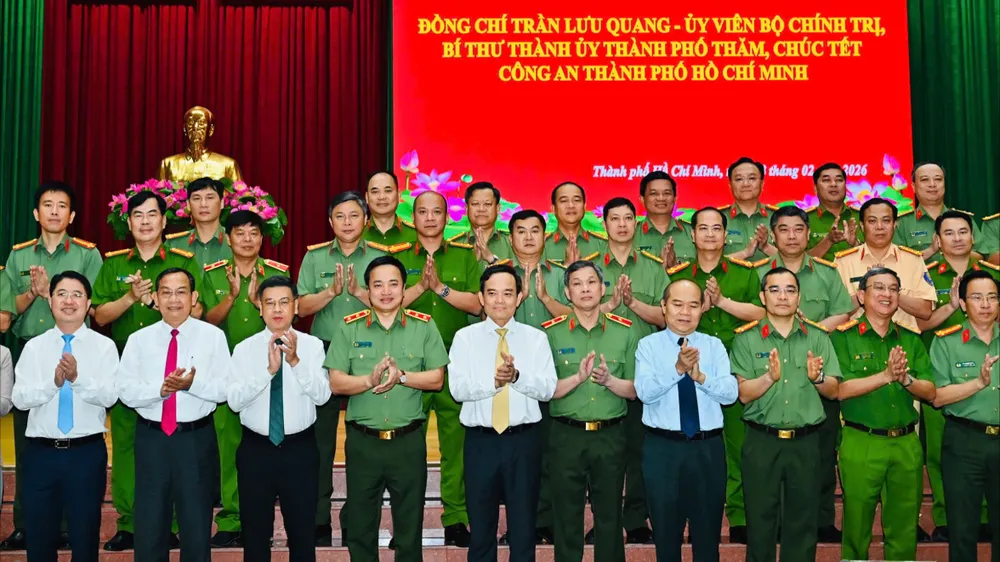 Bí thư Thành ủy TPHCM Trần Lưu Quang và đoàn công tác đến thăm, chúc tết Công an TPHCM. Ảnh: VIỆT DŨNG