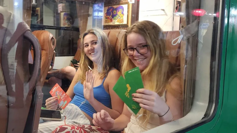 Hành khách trên chuyến tàu Hạnh phúc xuyên đêm giao thừa vui mừng khi được nhận lì xì