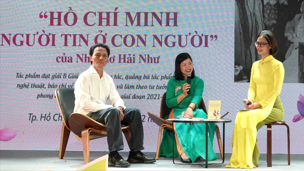 Chương trình giao lưu tác phẩm thơ "Hồ Chí Minh - Người tin ở con người". Ảnh: THÚY BÌNH