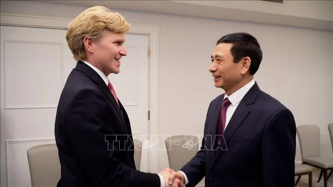 Đại tướng Phan Văn Giang tiếp Thứ trưởng thứ nhất Bộ Chiến tranh Hoa Kỳ Elbridge A. Colby. Ảnh: TTXVN