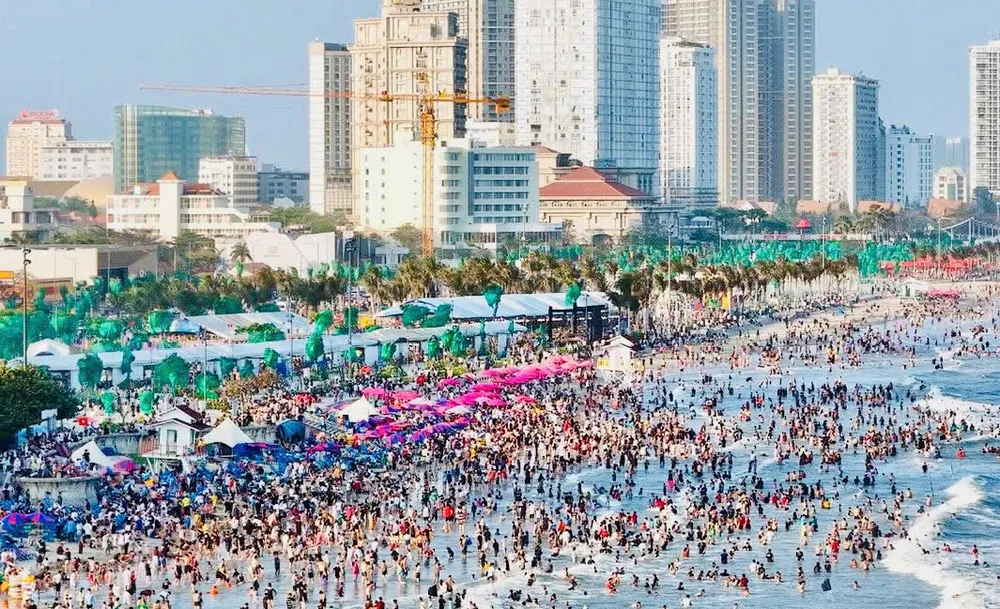 Khách du lịch chật kín biển Bãi Sau Vũng Tàu. Ảnh: AC VŨNG TÀU