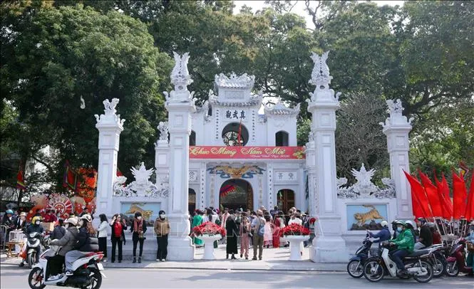 Du khách đến tham quan và đi lễ đầu năm tại Đền Quán Thánh (Hà Nội) trong sáng mùng 4 tết. Ảnh: TTXVN