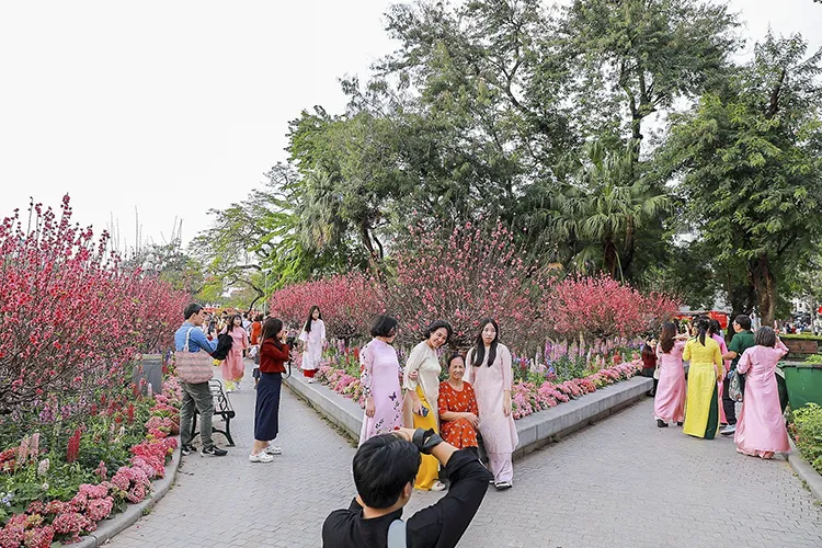 Người dân lưu lại khoảnh khắc ngày xuân. Ảnh: TTXVN