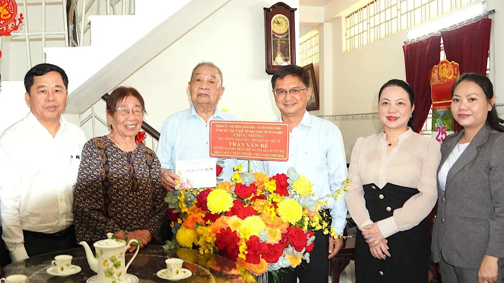 Phó Chủ tịch UBND TPHCM Nguyễn Mạnh Cường thăm vợ chồng Thầy thuốc Nhân dân - PGS.BS Trần Văn Bé. Ảnh: QUANG HUY