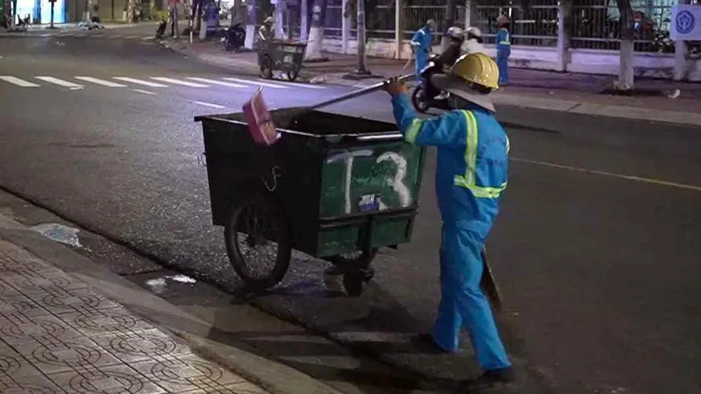Công nhân vệ sinh thu gom rác thải