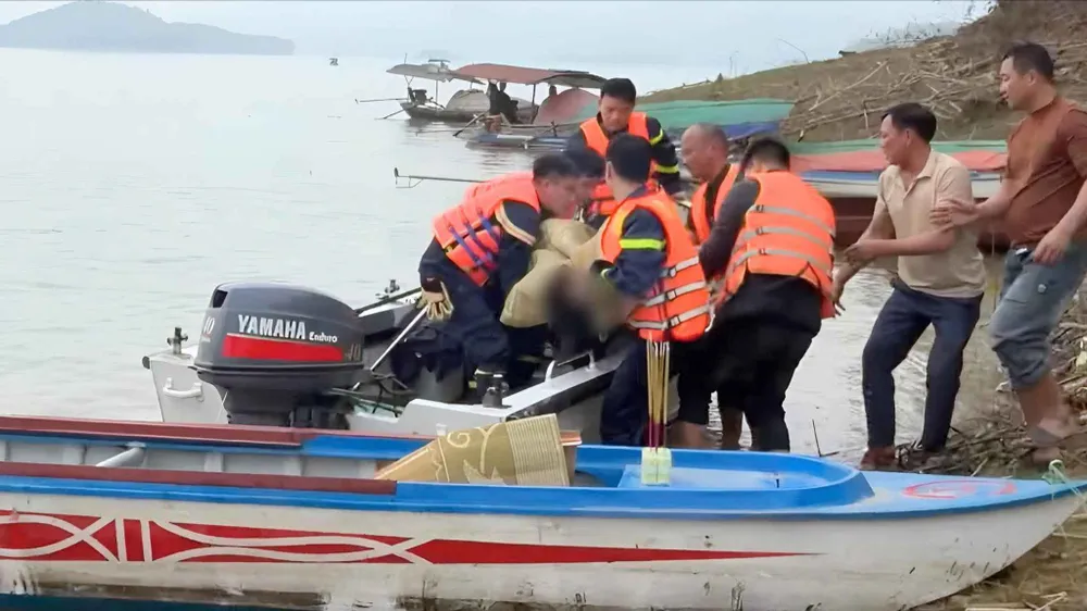 Cứu hộ vụ tai nạn đường thủy trên hồ Thác Bà