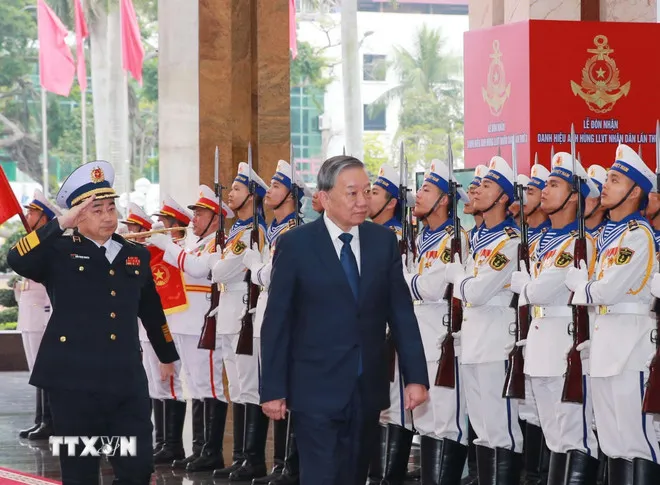 Tổng Bí thư Tô Lâm duyệt Đội Danh dự Quân đội Nhân dân Việt Nam tại lễ đón. Ảnh: TTXVN