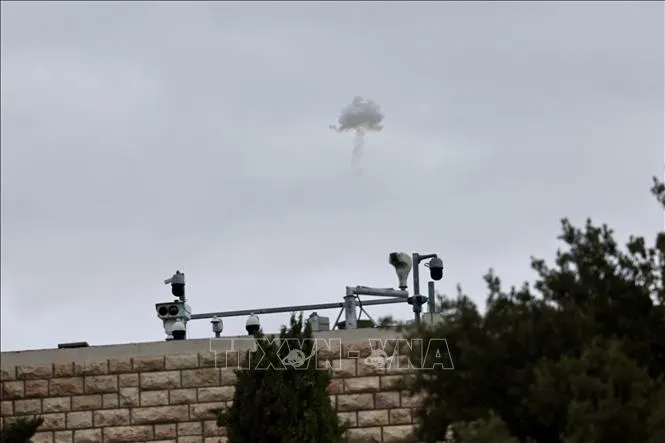 Khói trên bầu trời khu vực Jerusalem, Israel ngày 28-2-2026. Ảnh: THX/TTXVN