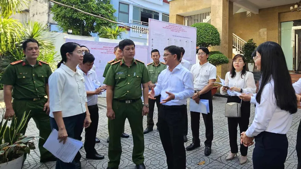 Đồng chí Nguyễn Mạnh Cường khảo sát điểm bỏ phiếu tại phường Đức Nhuận