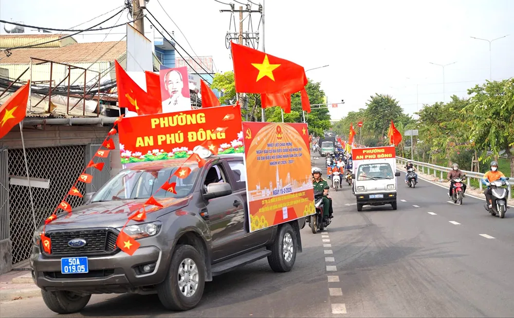 Xe hoa, xe loa tuyên truyền về bầu cử tại phường An Phú Đông (ẢNH: ĐÔNG SƠN)