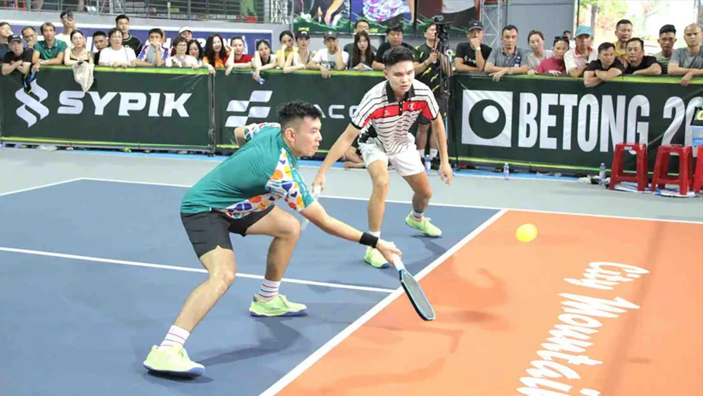 Hai tay vợt hàng đầu Việt Nam là Lý Hoàng Nam và Trịnh Linh Giang chuyển từ quần vợt sang thi đấu pickleball (ẢNH: P.MINH)