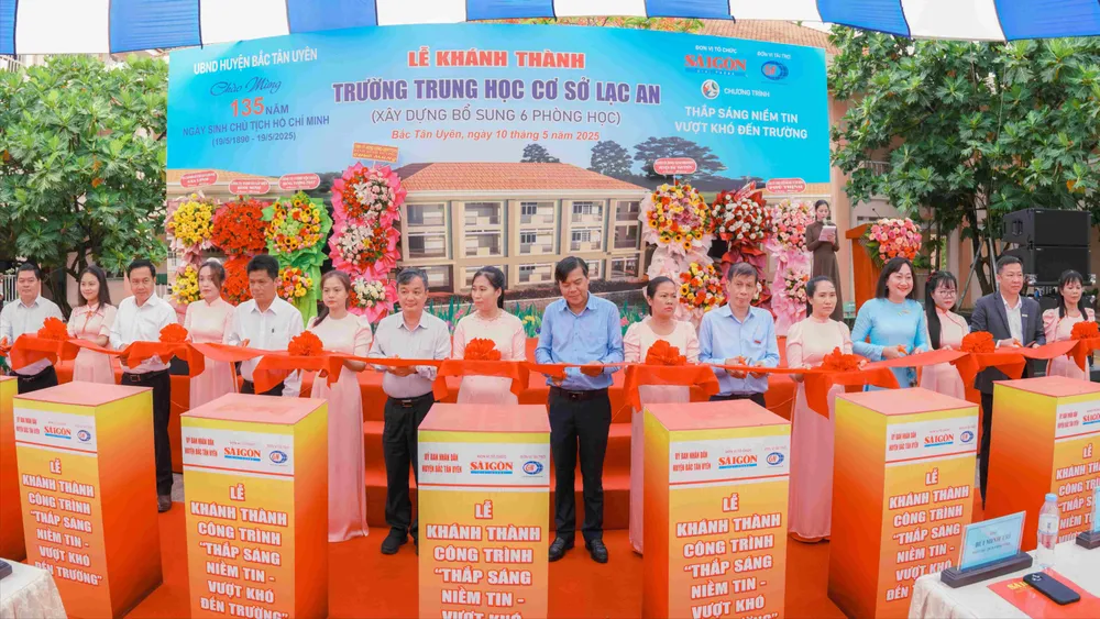 Lễ khánh thành, bàn giao khối nhà 3 tầng, gồm 6 phòng học thuộc chương trình Thắp sáng niềm tin - Vượt khó đến trường cho Trường THCS Lạc An (huyện Bắc Tân Uyên, tỉnh Bình Dương trước đây, nay là xã Thường Tân, TPHCM) (ẢNH: TAM NGUYÊN)