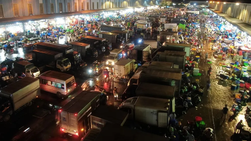 Nhiều xe tải tập trung vận chuyển hàng hóa tại chợ đầu mối Bình Điền mỗi đêm (ẢNH: HOÀNG HÙNG)