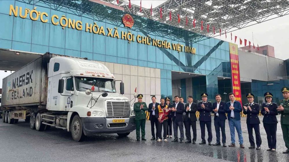 Các lực lượng chức năng tại cửa khẩu Móng Cái và chính quyền địa phương chào mừng những xe hàng đầu tiên được thông quan vào ngày cuối tuần