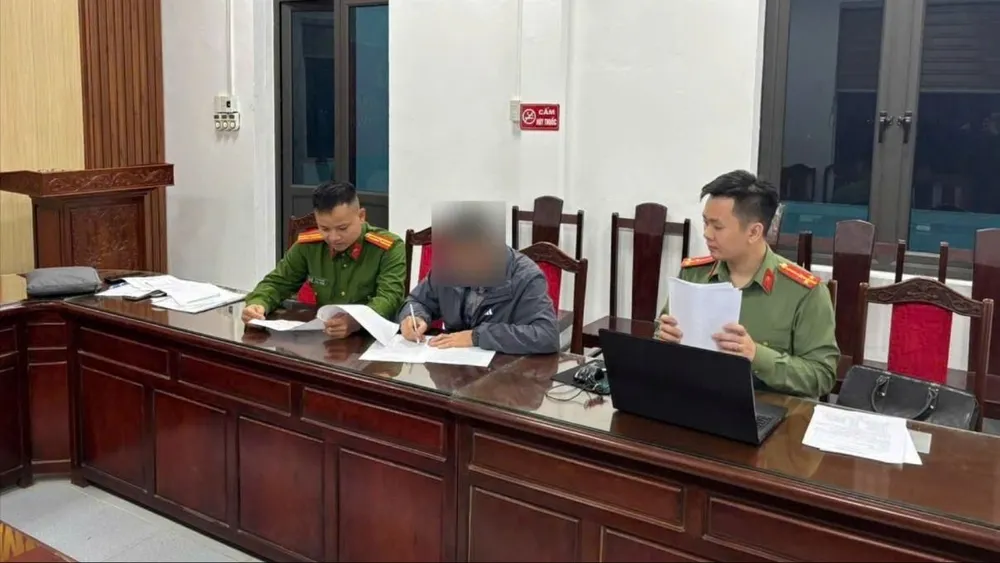 Đối tượng làm việc với cơ quan công an. Ảnh: CACC