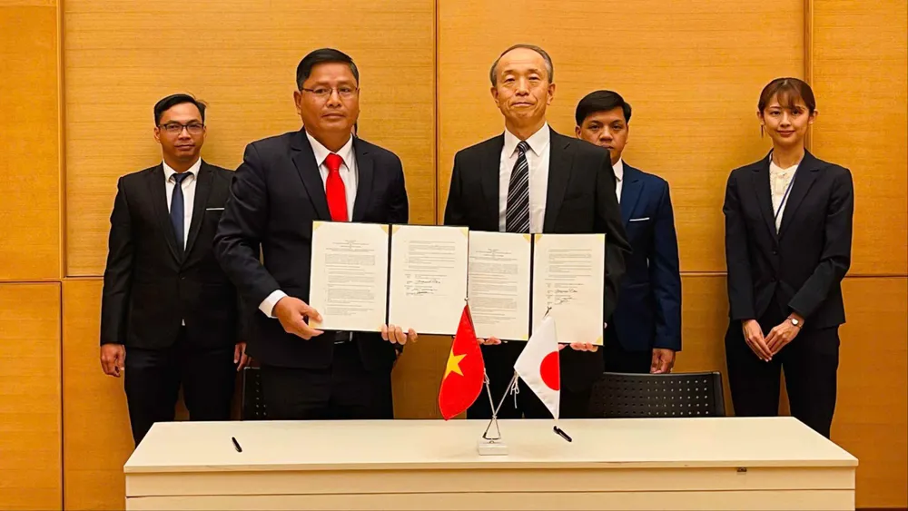 Tổng Lãnh sự Nhật Bản tại TPHCM Ono Masuo và ông Lê Chí Thiện, Hiệu trưởng Trường Tiểu học 1 Trần Hợi, tỉnh Cà Mau, tại lễ ký hợp đồng viện trợ. Ảnh: PHƯƠNG NAM 