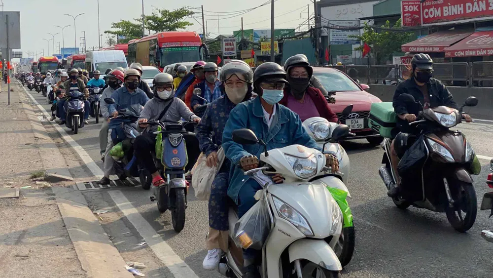 Người dân di chuyển trên quốc lộ 1 