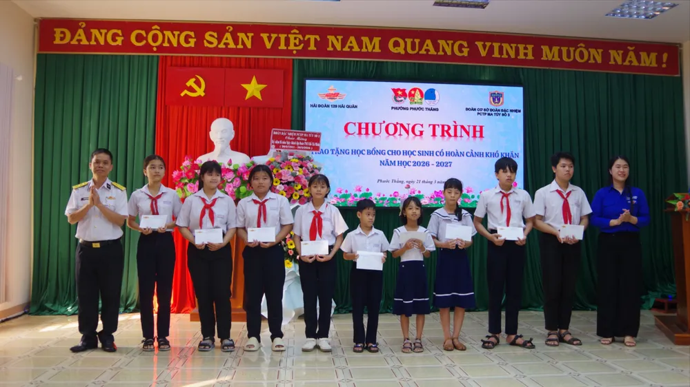 3. Trao học bổng cho học sinh nghèo vượt khó.JPG